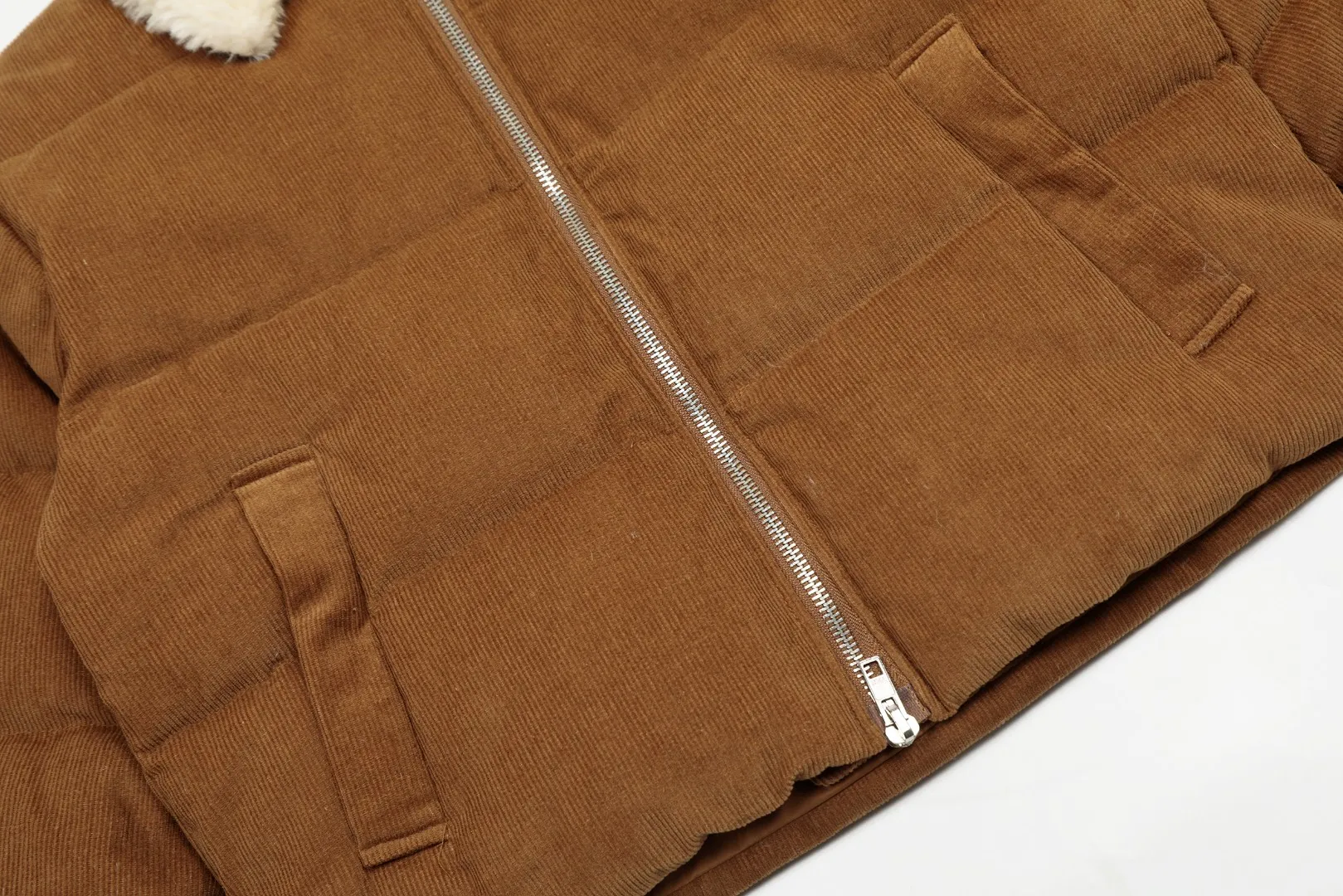 P630 Top quality" Style number: 8096# [Ralph Lauren autumn and winter new Maillard style high-waisted corduroy down jacket] ✅Ralph Lauren retro Maillard style granular velvet lapel short high-waisted corduroy thickened down jacket ✅Maillard color series cotton corduroy face ✅Inner 350T contrasting polyester silk double-layer 360T high-density gallbladder ✅YB consistent YKK white copper nude zipper, zipper pockets on both sides of the inside ✅Khaki brown, full of warm atmosphere, a must-have for goddesses in winter ~ Size: S-XL Color: Khaki brown